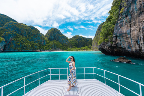 Phuket: Ganztägige Reise zu den Phi Phi Inseln mit einem LuxuskatamaranGruppentour