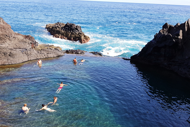 Excursão particular de meio dia ao leste ou oeste da Madeira em jipe abertoExcursão privada de meio dia a leste ou oeste da Madeira em jipe aberto