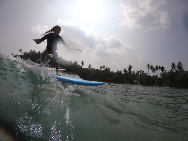 Weligama: Beginner van 1 uur leert les te surfen