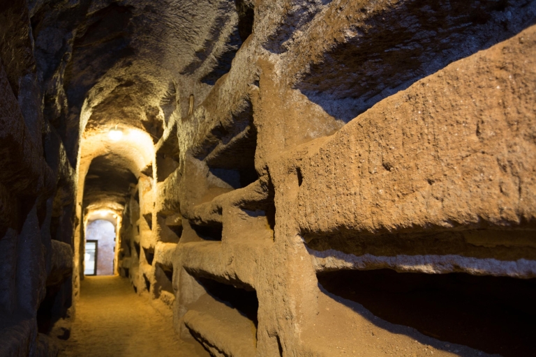 Rome : visite des catacombes avec transfert + souterrain de Trevi en optionVisite des catacombes dans le métro allemand et de Trevi