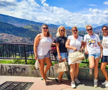 Medellín: Comuna 13 and Graffiti Walking Tour with Snacks