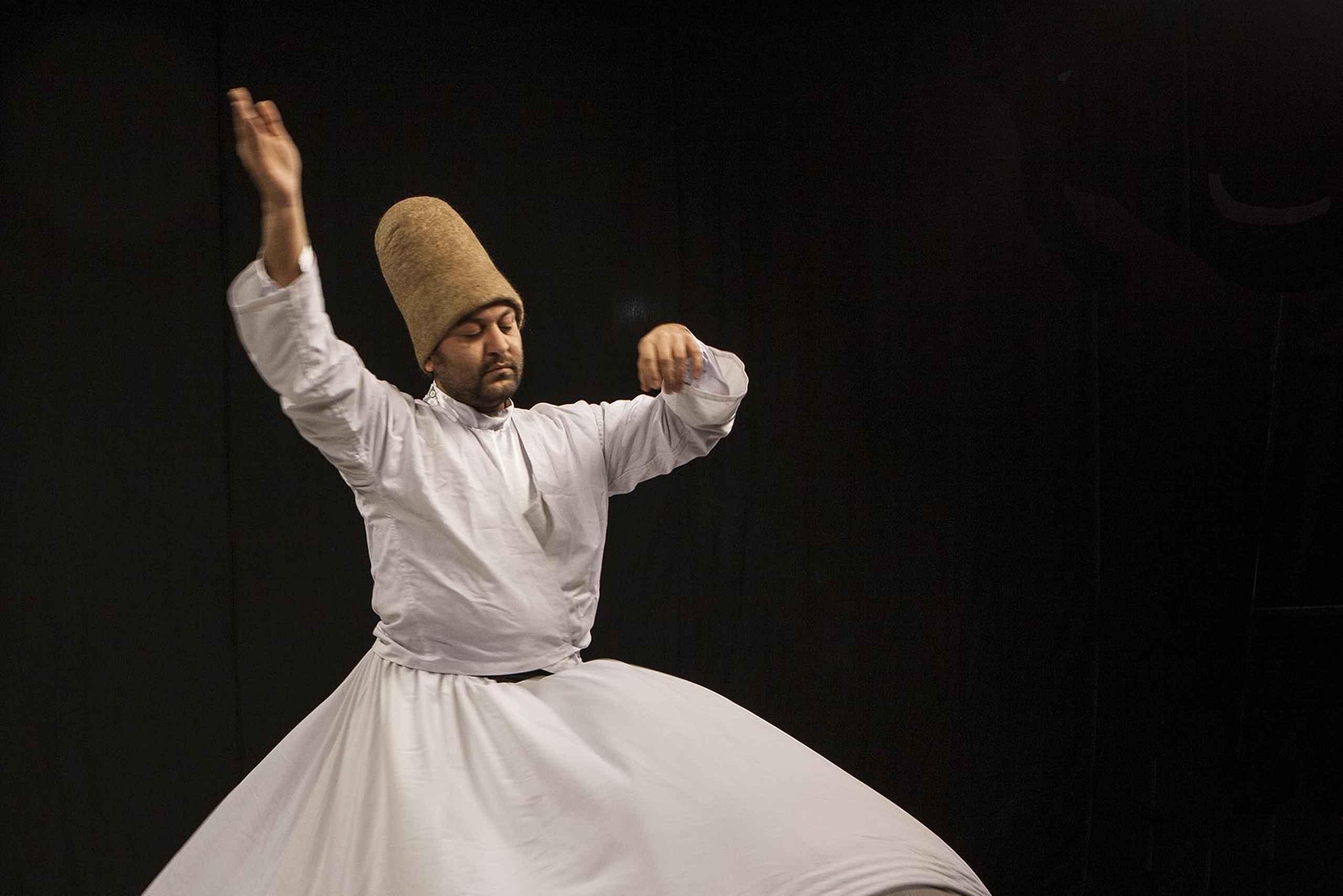 Dancing dervish. Мевлана Руми суфийский танец. Турция танец дервишей. Кружение дервишей. Крутящиеся Дервиши.