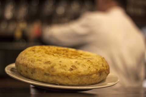 Seville: Food Tour with 10 Tastings of Tapas, Ham, Churros