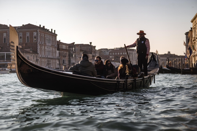 Venice: Gondola Ride & Guided Tour of St. Mark's Basilica Tour in Spanish