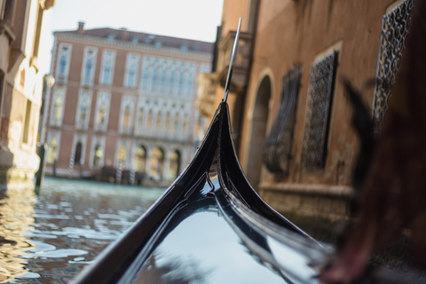 Venezia: gondola e tour guidato della basilica di San MarcoTour mattutino in spagnolo