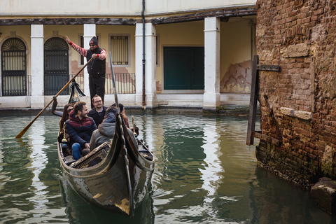 Venice: Gondola Ride & Guided Tour of St. Mark's Basilica Tour in German