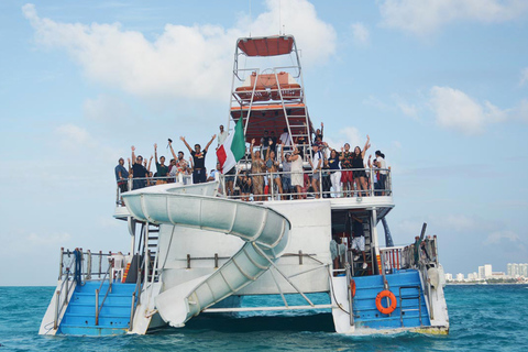 Cancun: Ganztägige Katamaran-Kreuzfahrt nach Isla MujeresBeinhaltet Schnorchel