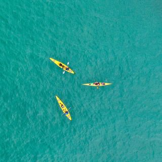 Santorini: viaje en kayak a las cuevas marinas con esnórquel y picnic