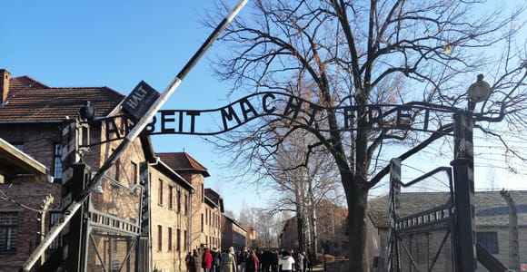 Von Warschau aus: Auschwitz-Birkenau Tour mit dem Auto