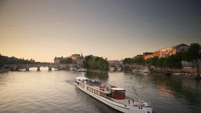 seine river gastronomic cruise on a luxury yacht
