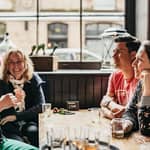 Edimburgo: tour a piedi guidato tra pub e storia con degustazione