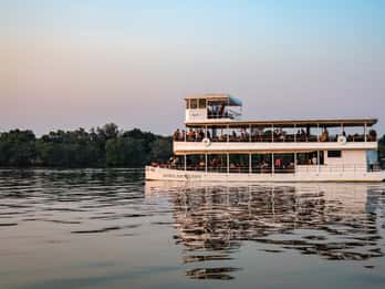 Livingstone: Sonnenuntergangs-Bootstour auf dem Sambesi Livingstone: Sonnenuntergangs-Bootstour auf dem Sambesi
