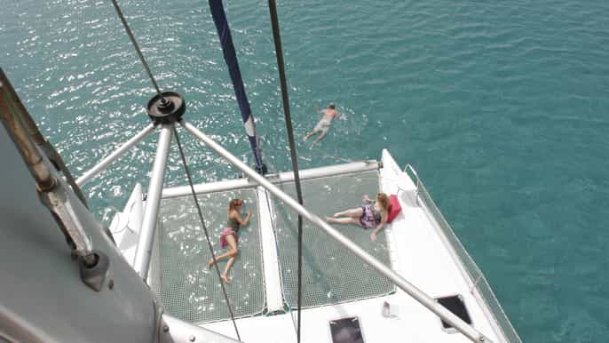 santorini catamarán de lujo de 5 horas almuerzo y crucero al atardecer