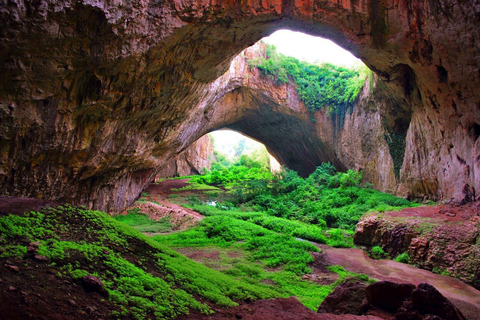 Sofía: Lovech, cueva de Devetaki y tour a las cataratas de Krushuna