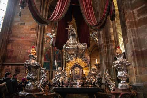 Prague Castle: Small-Group Tour with Local Guide & Admission