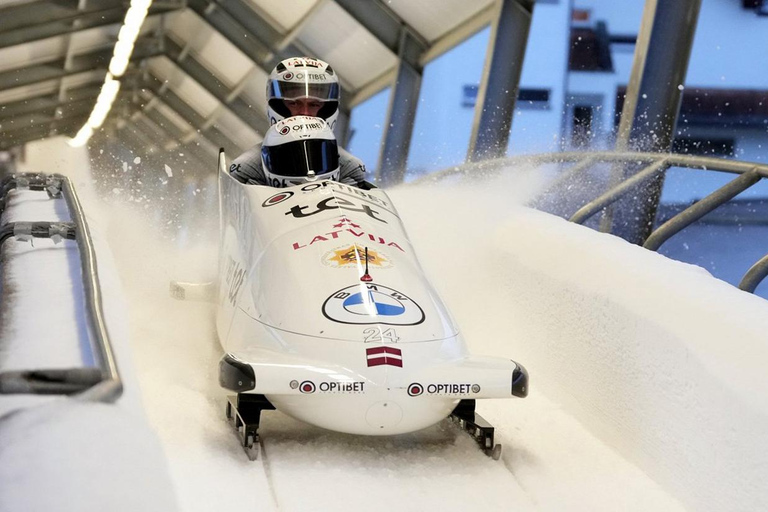 Experiência de passeio em pista de Bobsleigh e luge na LetôniaBob macio