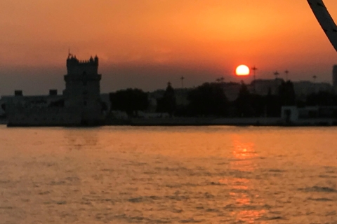 Lisboa: tour privado de navegación al atardecer de 2 horasLisboa: Privada 2 horas Sunset Tour de Vela
