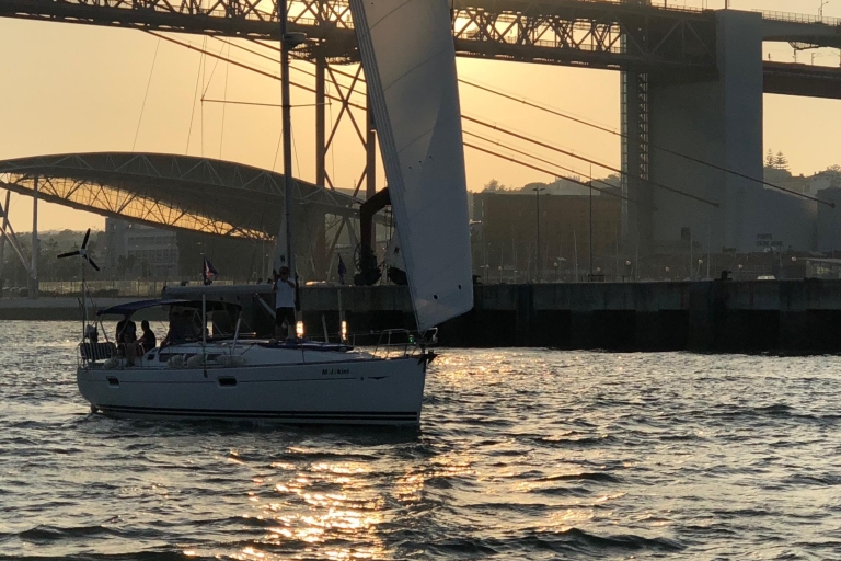 Sonnenuntergang Lissabon: 2 Stunden private Bootsfahrt