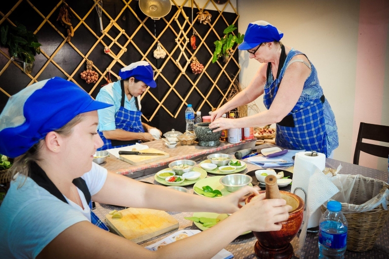 Phuket: Clase de Cocina Tailandesa Fácil de Medio Día y Visita al Mercado LocalPhuket Cocina Tailandesa Fácil: Clase de 4 horas y Visita al Mercado Local