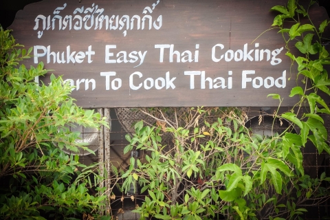 Phuket: Halve dag eenvoudige Thaise kookcursus en lokale markttourPhuket Easy Thai Cooking: 4 uur les & lokale markttour