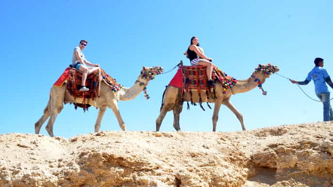 hurghada desert tour com passeio de camelo e guia de beduínos