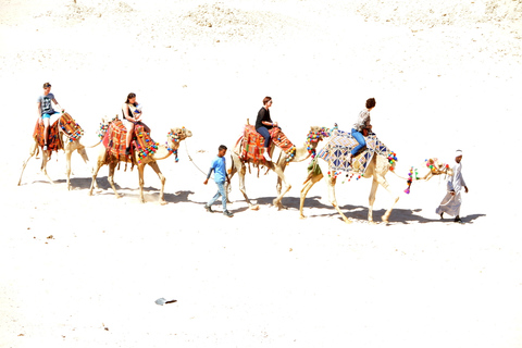 Hurghada: Giro in cammello nel mare e nel deserto con cena, spettacolo e osservazione delle stelleHurghada: solo giro in cammello di 2 ore