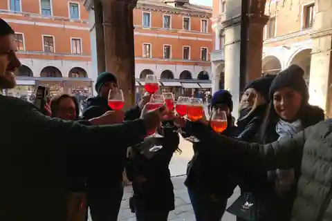 Venecia: Mercado local de pescado con cicchetti, almuerzo y vino