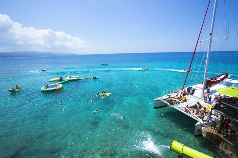 Montego Bay: Reggae-Katamaranbootsfahrt mit Schnorcheln
