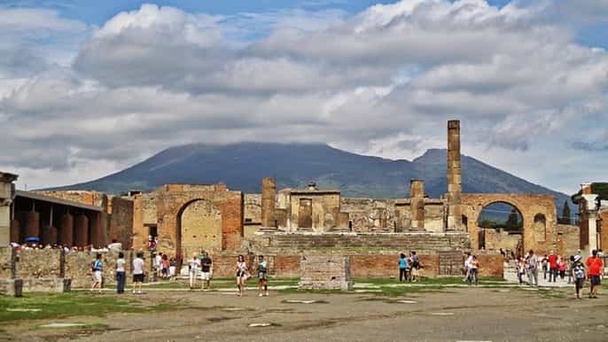 naples pompeii vesuvius and wine tasting tour