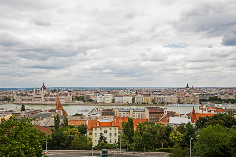 Budapest: Tour guidato della città in bicicletta elettricaTour di 2,5 ore con il distretto del castello di Buda