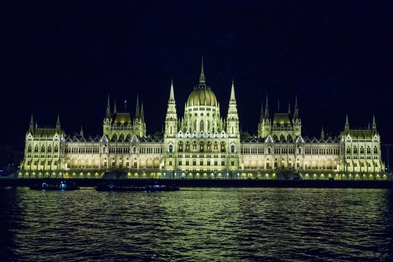 Budapeszt: Nocna wycieczka pieszaWieczorna wycieczka piesza po Budapeszcie z rejsem statkiem