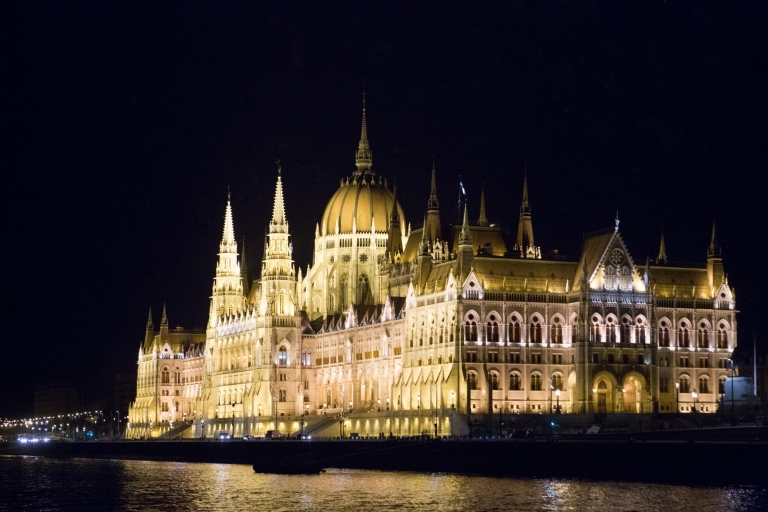 Budapest: Night Walking Tour Budapest Evening Walking Tour with Boat Cruise
