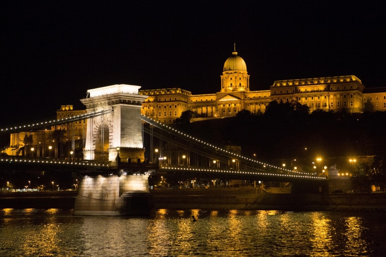 Budapest: tour nocturno a pieTour nocturno a pie por Budapest con crucero en barco