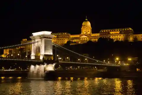 Budapest - nattvandring Kvällstur med guidad kryssning på Donaufloden