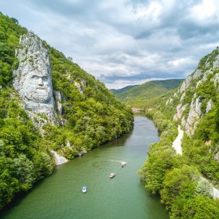 Belgrade: Blue Danube Driving Tour and 1-Hour Speedboat Ride