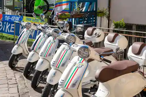 Lake Como: Vespa 125 Guided Tour with Local Guide