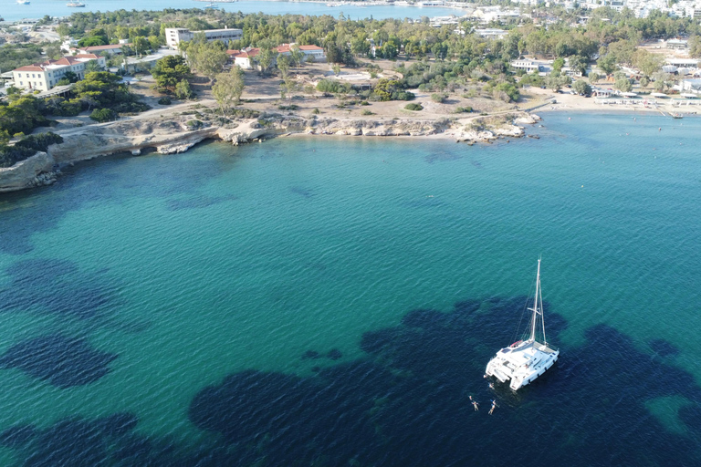 Croisière privée en catamaran sur la Riviera d'Athènes avec repas et boissonsCôte d'Athènes : Croisière privée en catamaran avec repas et boissons