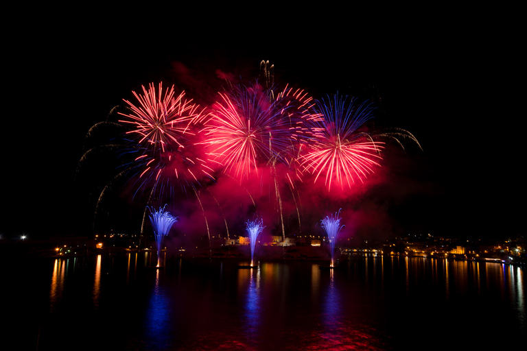 Malta: Valletta, Sliema, Bugibba Fireworks Festival CruiseVIP: Festival de fogos de artifício de um cruzeiro de catamarã