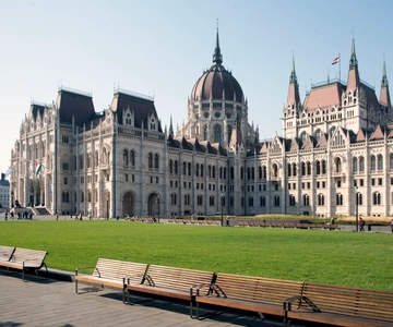 Budapest: Grand City Tour with Parliament Visit