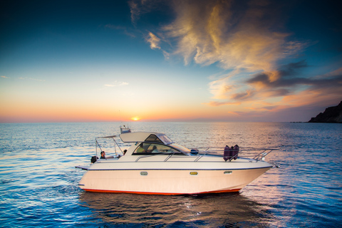 Santorin : croisière privée au coucher du soleil avec barbecue et boissons