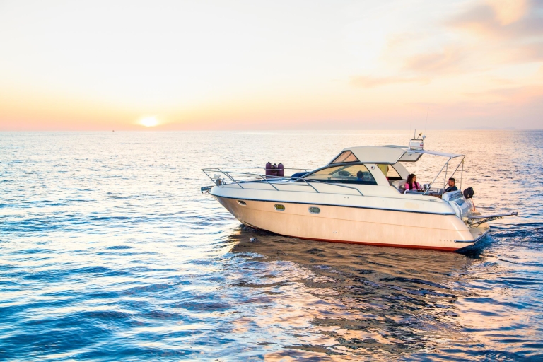 Santorini: privécruise bij zonsondergang met barbecue en drankjes
