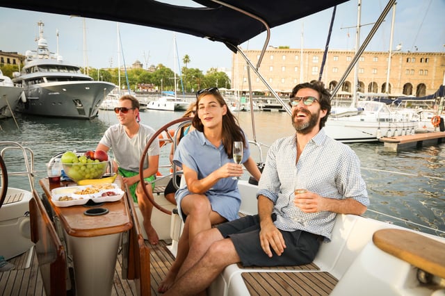 Barcelona: Brunch ligero en velero con bebidas