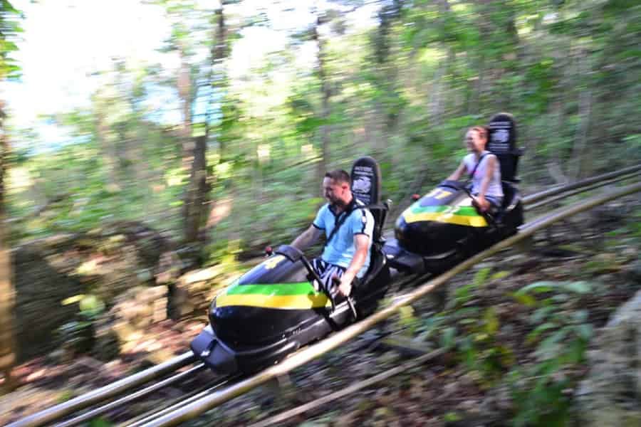 Jamaika: Bobbahn und Dunn's River Falls Adventure Tour. Foto: GetYourGuide Jamaika: Bobbahn und Dunn's River Falls Adventure Tour. Foto: GetYourGuide