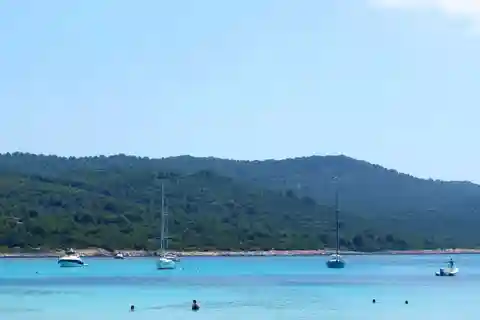 Z Vir: Całodniowa wycieczka z przewodnikiem na plażę Sakarun