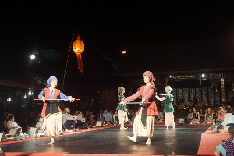 Chiang Mai: comida tradicional de Khantoke y actuaciónTour en grupos pequeños