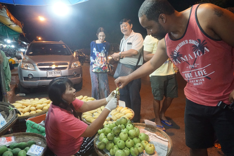 Chiang Mai: comida tradicional de Khantoke y actuaciónTour en grupos pequeños