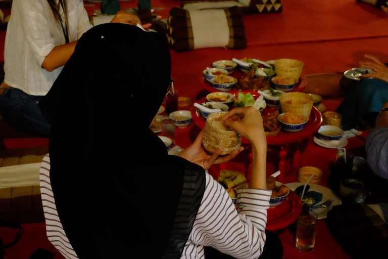 Chiang Mai: comida tradicional de Khantoke y actuaciónTour privado