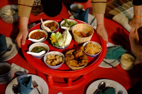 Chiang Mai: comida tradicional de Khantoke y actuaciónTour en grupos pequeños