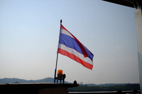 Depuis Chiang Mai : visite du temple blanc et Triangle d’orPetit groupe