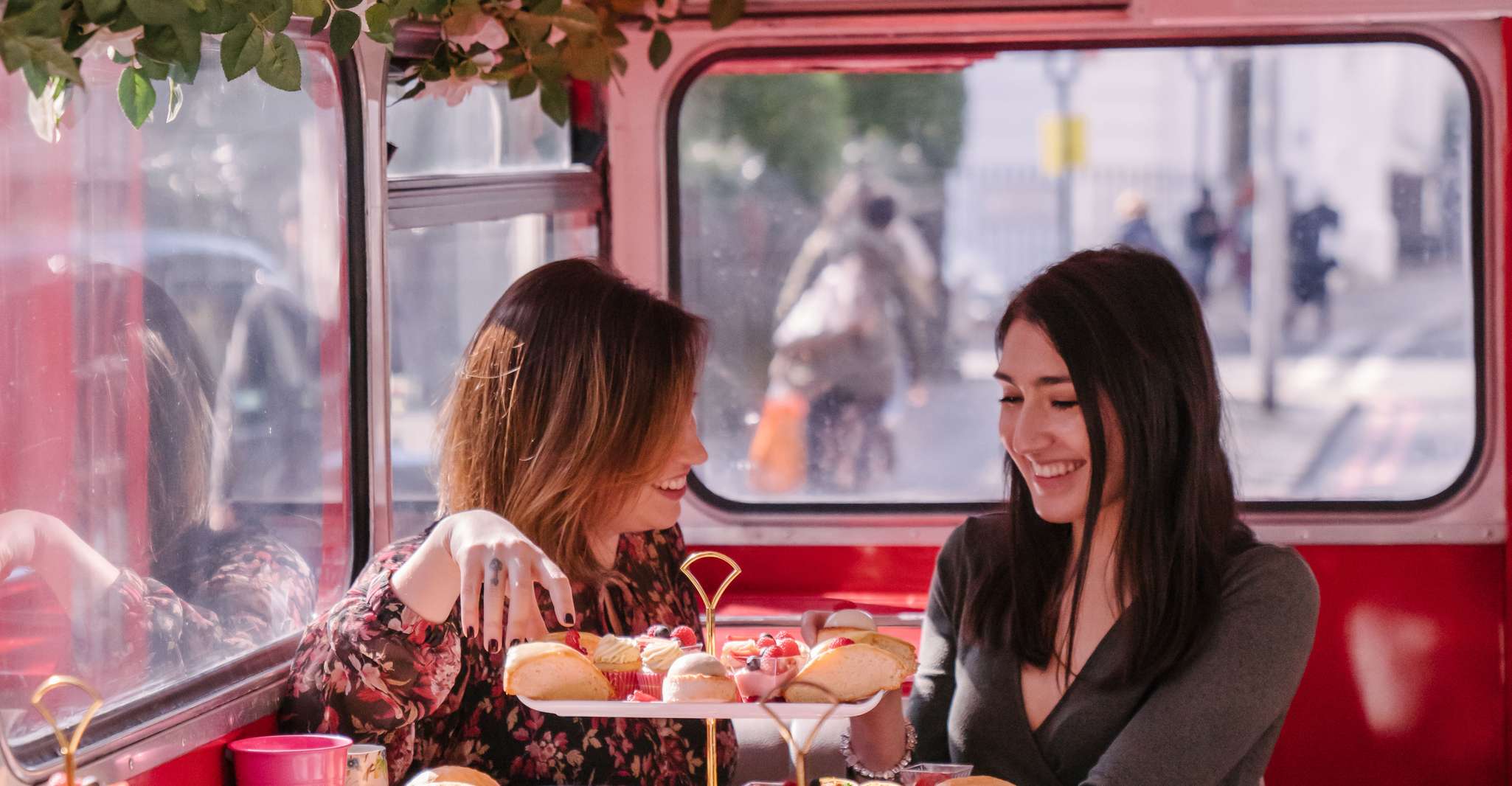 London: Classic Afternoon Tea Bus Tour - TourMega